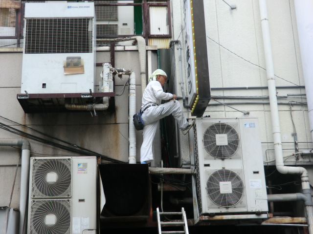 リフォーム堺市　大型店舗エアコンドレン配管交換　水漏修繕工事